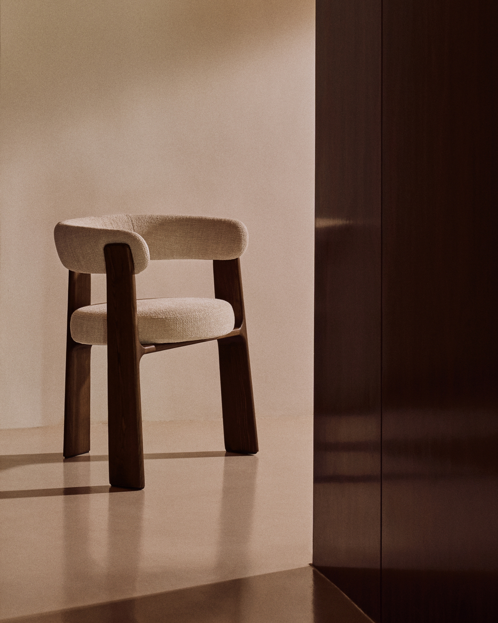 Granite Стул на 3 ножках из бежевого шенилла и массива ясеня в отделке орех