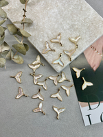 Подвеска «Хвост кита» 18 мм, позолота 14k, натуральный перламутр+смола