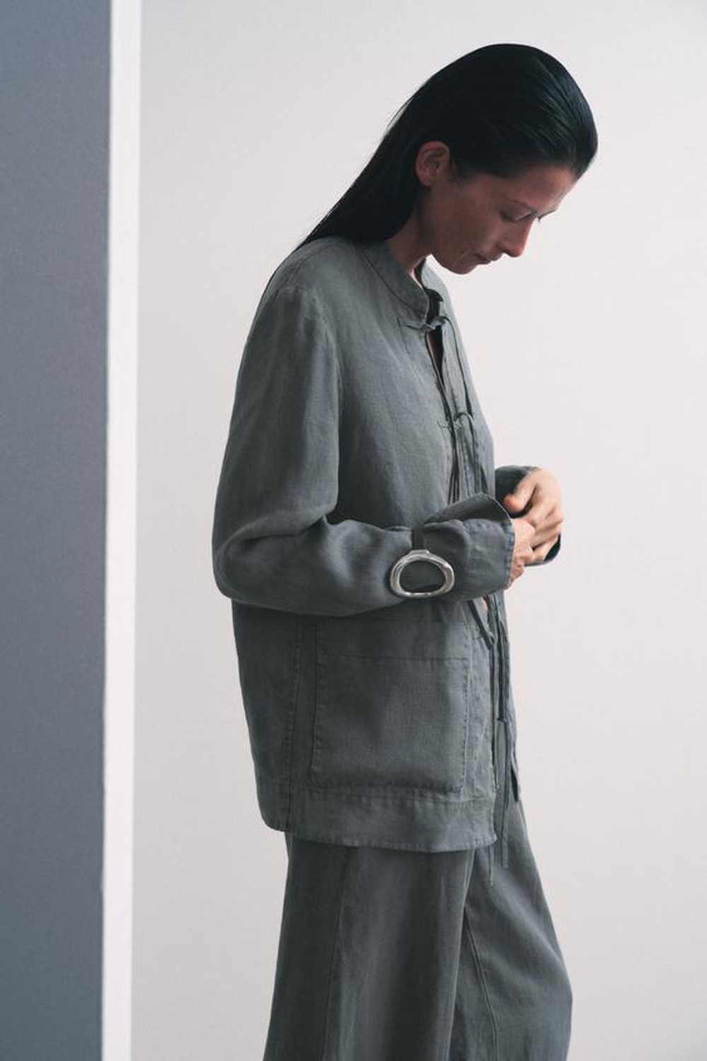 ZARA ЛЬНЯНЫЕ БРЮКИ С ЗАЩИПАМИ — ZW COLLECTION, МЯГКИЙ СЕРЫЙ