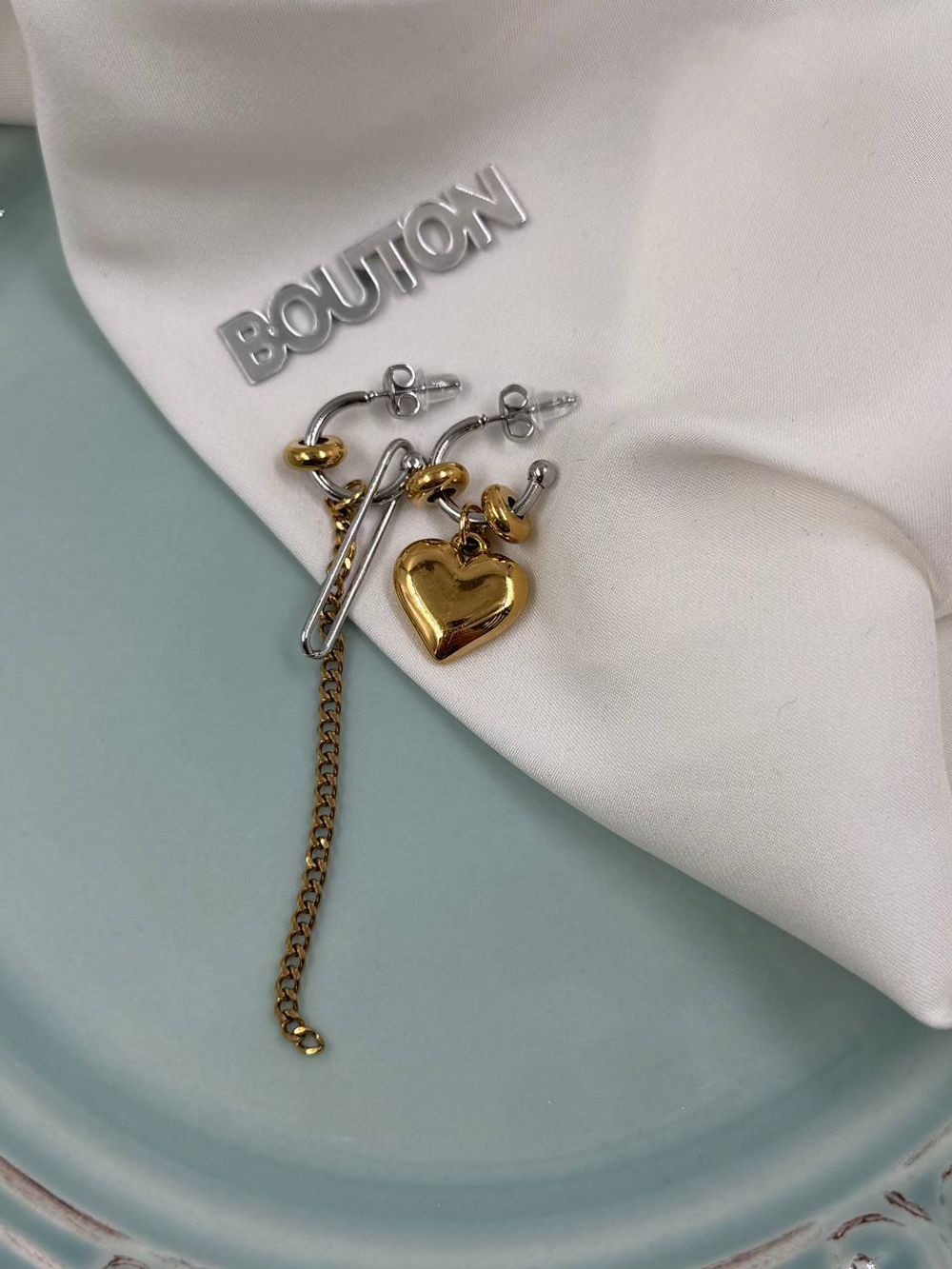 Серьги биколорные с подвесами в виде сердца и цепью
