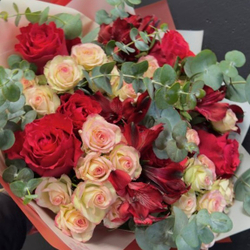 Букет из микса роз, альстромерий и эвкалипта