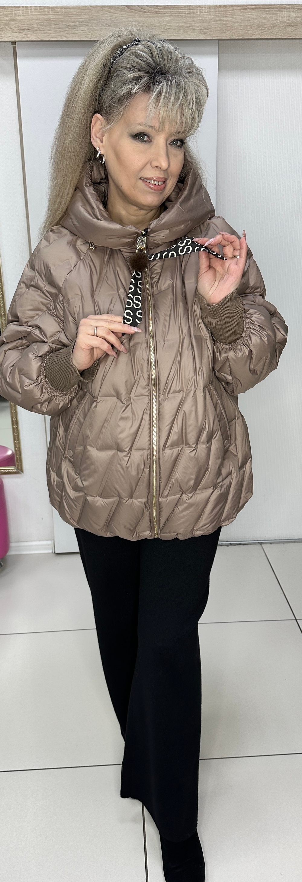 Куртка цвета капучино с трикотажной резинкой на рукавах