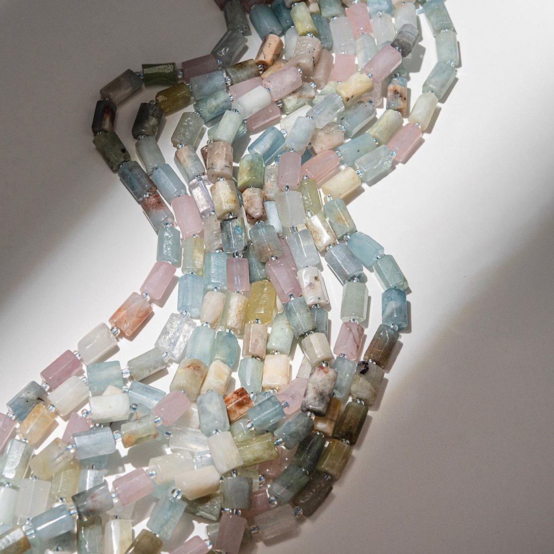 Микс бериллов натуральный, бочонки с гранями, 9-13,5*7-9мм