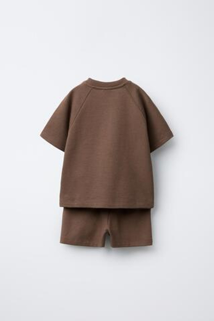 ZARA КОМПЛЕКТ ИЗ ФУТБОЛКИ И ШОРТ, СВЕТЛО-КОРИЧНЕВЫЙ