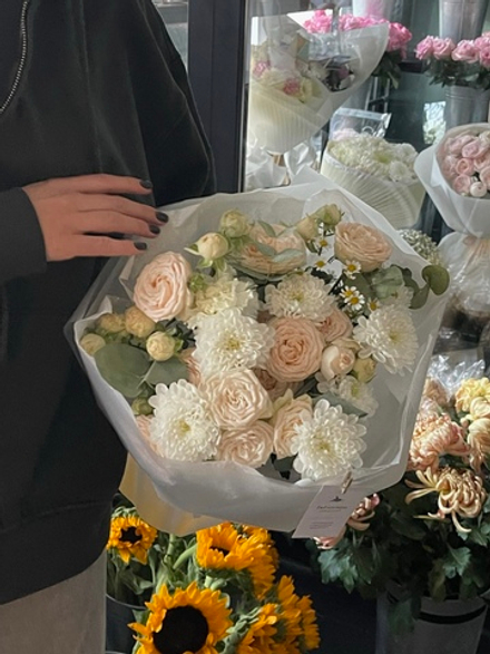 Сборный букет с ромашкой и зеленью