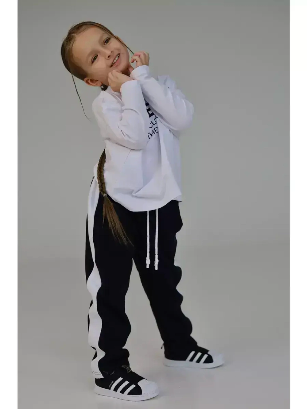 Черно-белый спортивный костюм для девочки