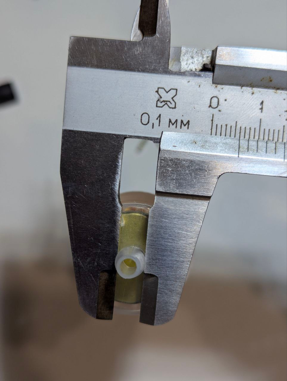 Универсальный топливный фильтр со шлангами и хомутами. Подходит для мопедов, скутеров, питбайков, квадроциклов и садовой техники.