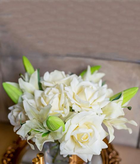 Лилии и розы цвета шампань в прозрачной вазе, Cote Noire