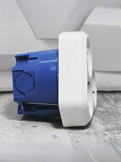 Розетка MAKEL трехместная с заземлением скрытой проводки 16A в одно гнездо