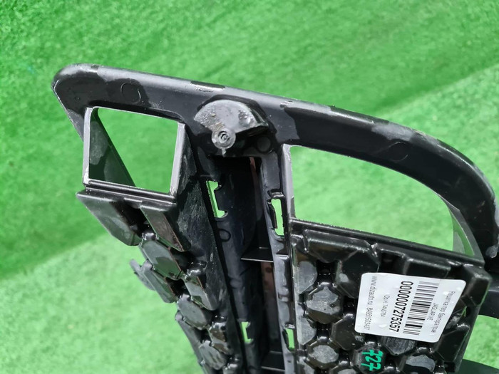 Решетка переднего бампера Jaguar XE (2015-2019)