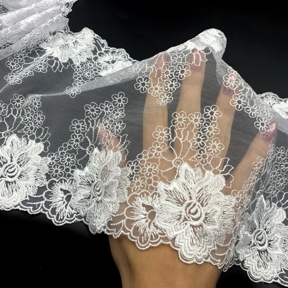 Вышивка на сетке белая 20 см