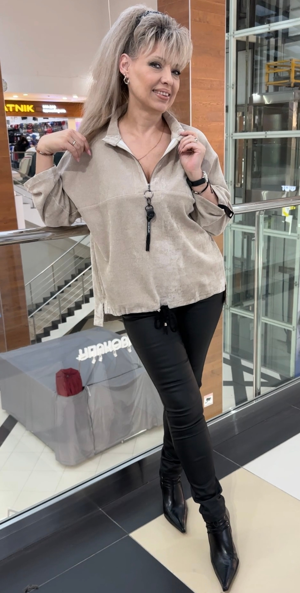 Толстовка-свитшот из микро-вельвета в бежевом цвете