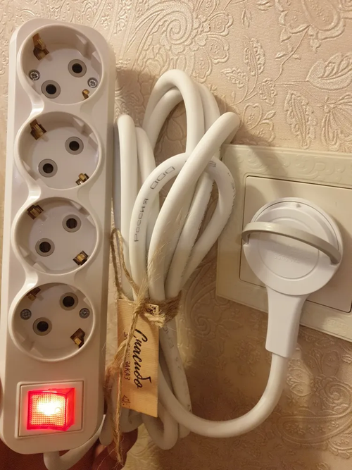 Удлинитель электрический с плоской потайной вилкой С Выключателем С кольцом (за шкаф) 4 розетки 1.5 Метра вилкой (за шкаф)