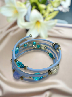 Браслет с бусинами гибкий голубой