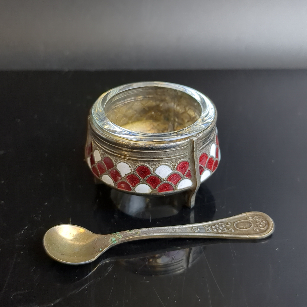 Солонка с декором в виде чешуи и ложкой , мельхиор (медь-никель), цветные эмали, стекло. Мстерский завод художественных изделий «Ювелир», СССР, 1970-1990 гг