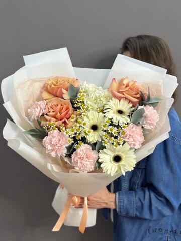 Авторский букет в кремовой гамме