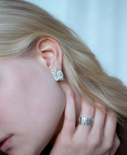 серьги с каменистой фактурой