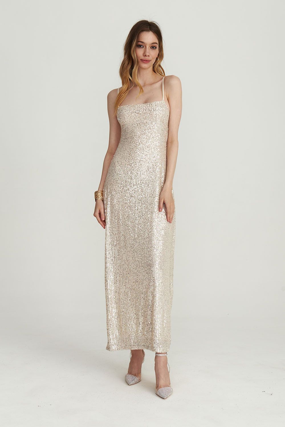 Платье длинное на бретелях цвета шампань