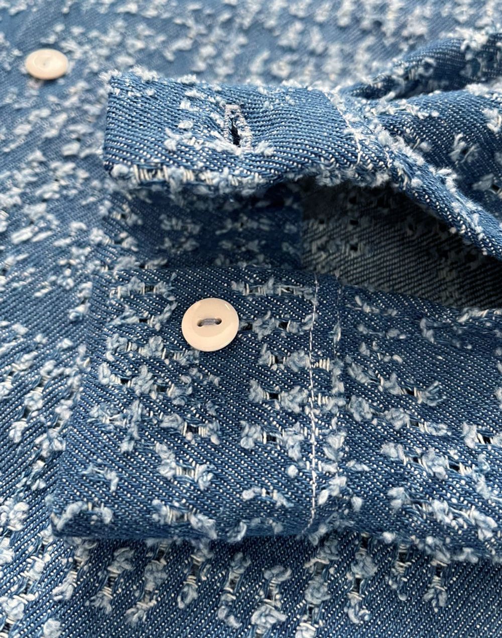 Рубашка джинсовая с рваным низом