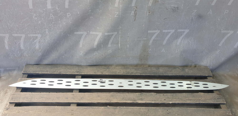 Накладка подножки Mercedes GL (X166)  Б/у Оригинал A1666980748