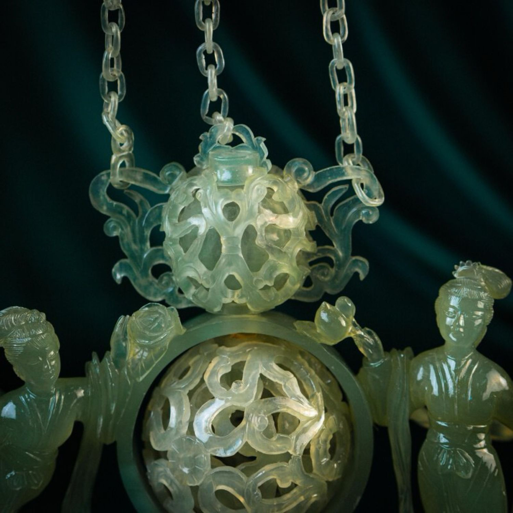 Скульптурная композиция «Небесные красавицы вокруг шара»