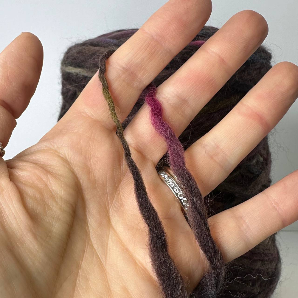 OLAF - Be.Mi.Va; 100% мерино; 100м/100гр; col.Umber, цвет: темно-коричневый с бордовыми, синими, зелеными, желтыми фрагментами