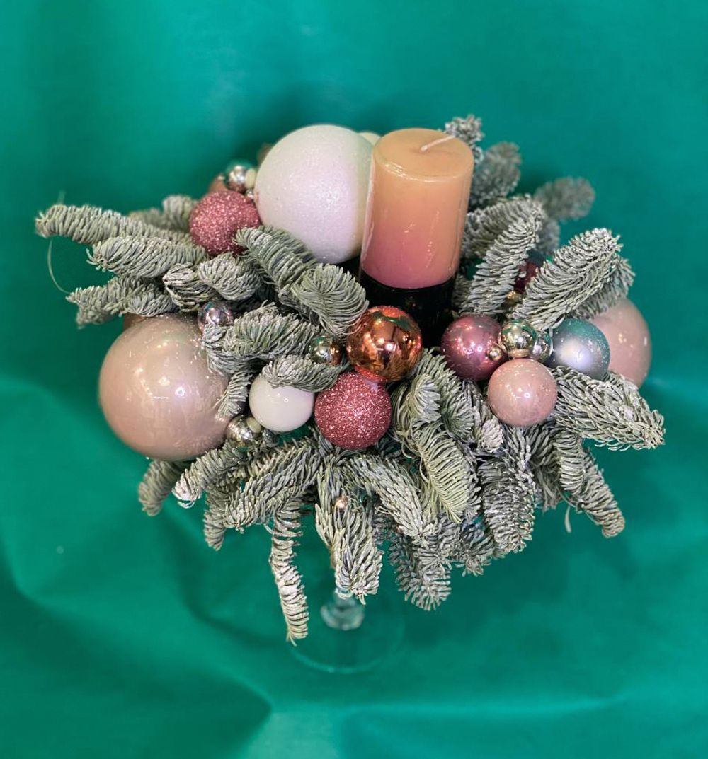 Новогодняя композиция на стеклянной подножке