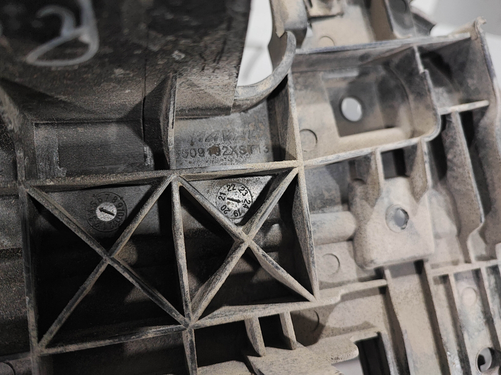 Кронштейн решетки радиатора левый Haval Jolion 24-нв Б/У Оригинал 5509102XST13A