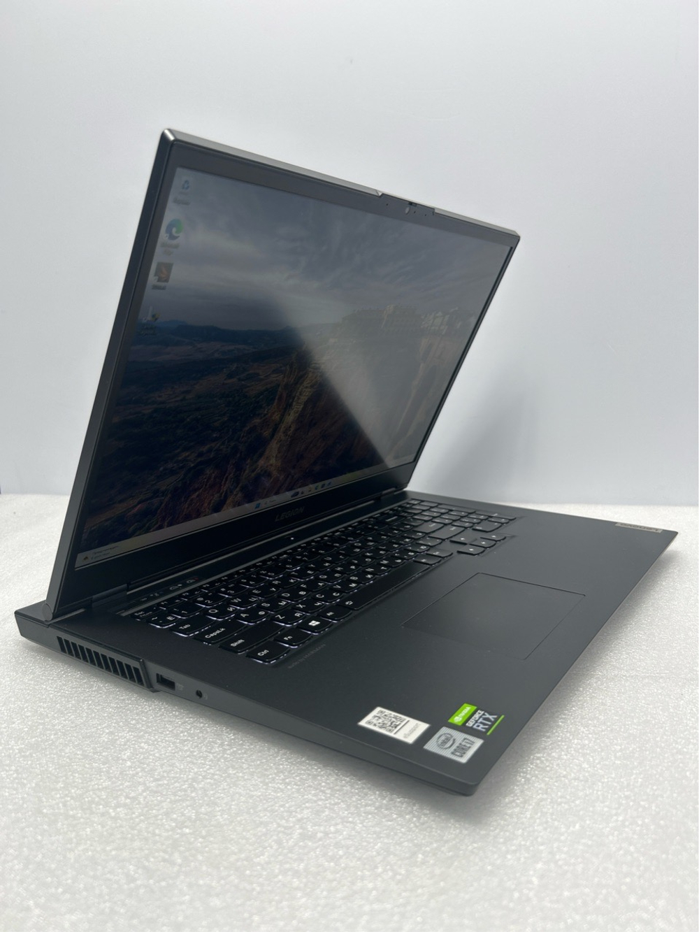 Ноутбук Lenovo Legion 5-17IMH05H (81Y800A6RK) 17,3"/Intel Core i7 10750H/RAM 16GB/SSD 512GB/GeForce RTX 2060/1920x1080/IPS 144Hz/DOS/Подсветка кл-ры LED/Черный. Состояние: Уценка/царапины на матрице, С1
