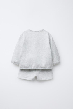 ZARA КОМПЛЕКТ ИЗ ТОЛСТОВКИ И ШОРТ С НАШИВКОЙ В ВИДЕ ЯБЛОКА, СЕРЫЙ С МЕЛАНЖЕВЫМ ЭФФЕКТОМ