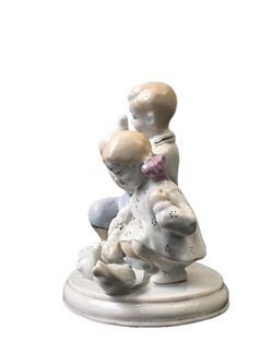 Фарфоровая статуэтка "Дети кормят голубей" Полонский ЗХК