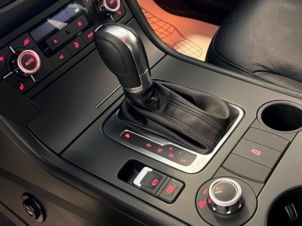 Volkswagen Touareg, 2011 год