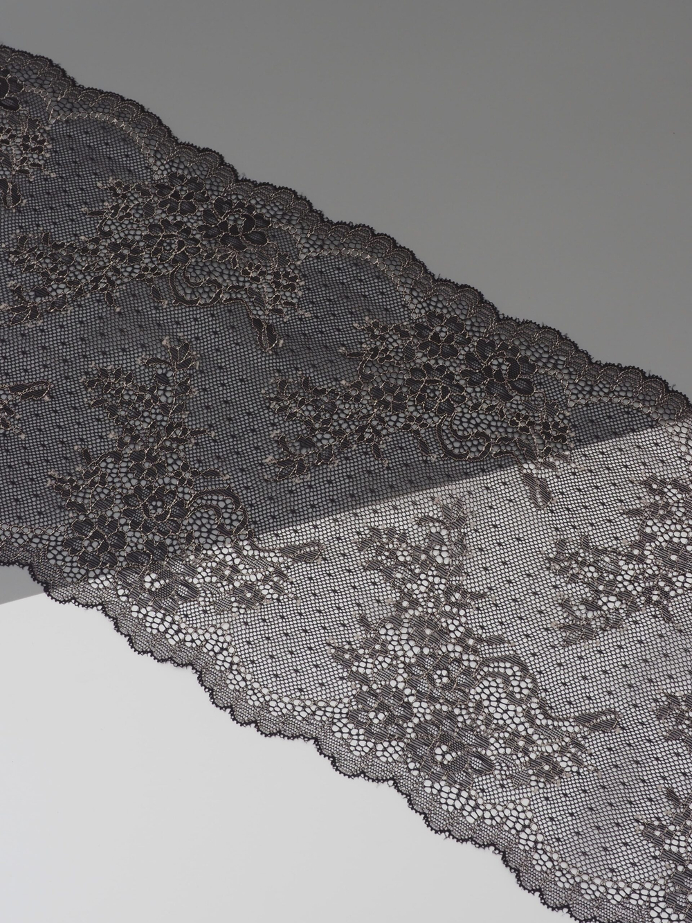 Эластичное кружево черное с бежевой ниткой ширина 19 см