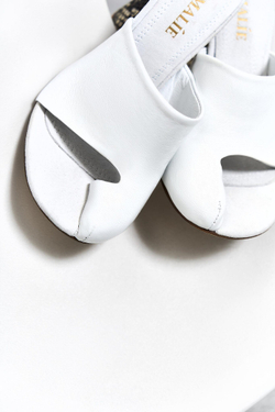 Мюли из натуральной кожи на высоком каблуке RUNWAY / белый