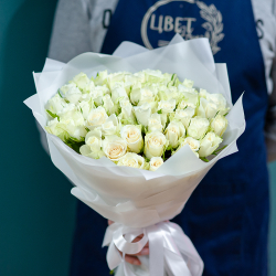 51 белая кенийская роза в оформлении