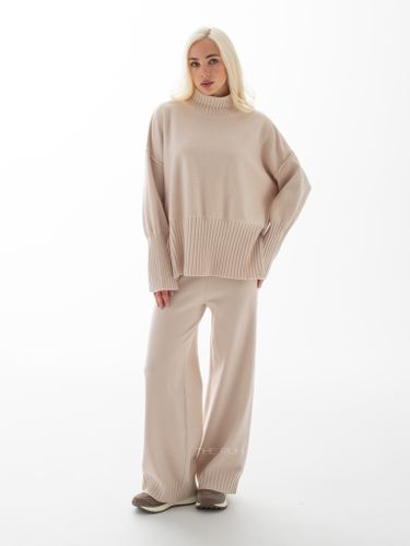 Бежевый трикотажный костюм с широкими резинками