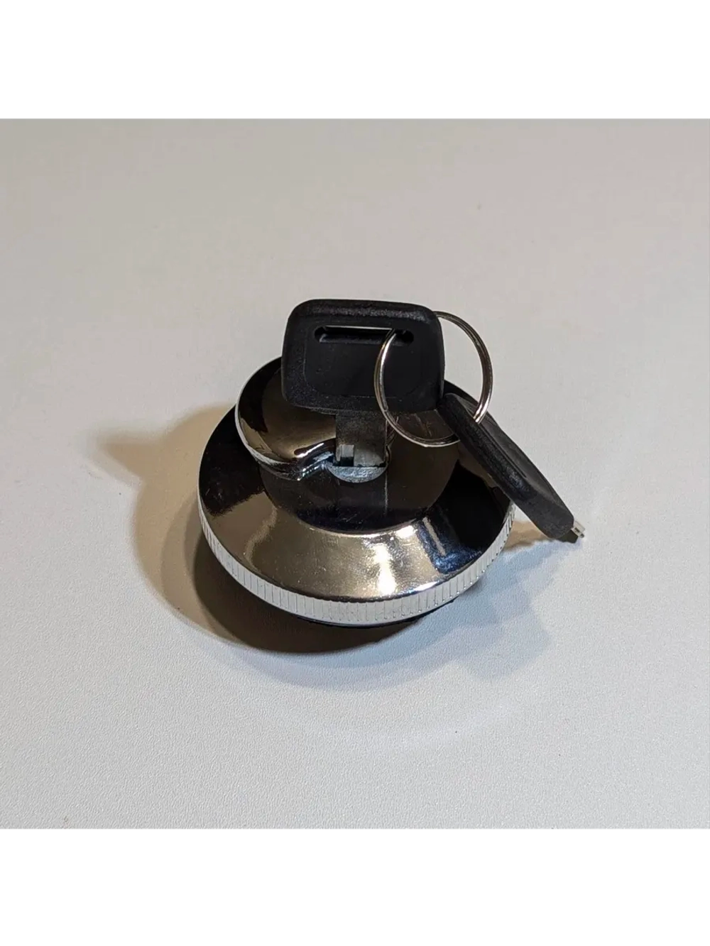 - Пробка бензобака Delta с ключом