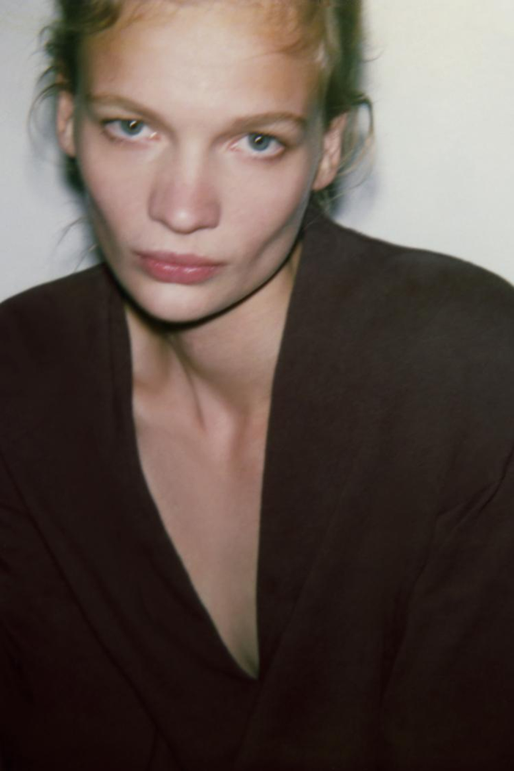 ZARA ФУТБОЛКА В СТИЛЕ РУСТИК С V-ОБРАЗНЫМ ВЫРЕЗОМ, ШОКОЛАДНЫЙ