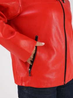 Кожаная куртка демисезонная с капюшоном короткая