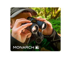 смотрит в бинокль Monarch 7