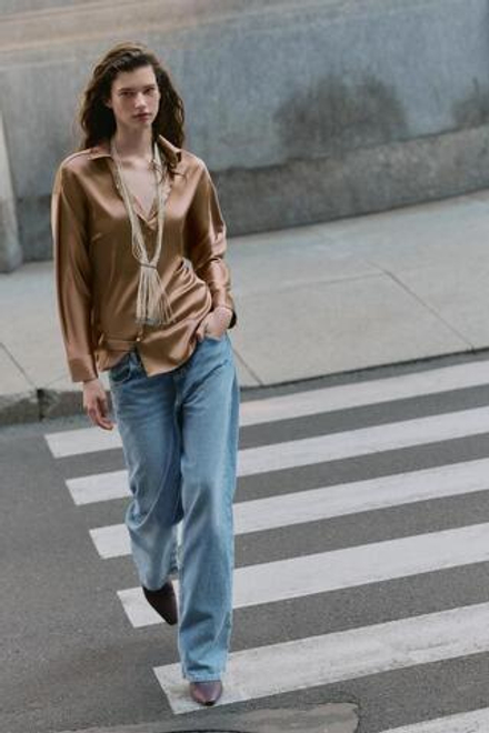 ZARA АТЛАСНАЯ РУБАШКА СО СПУЩЕННЫМ ПЛЕЧОМ, МЯГКИЙ КАШТАНОВЫЙ