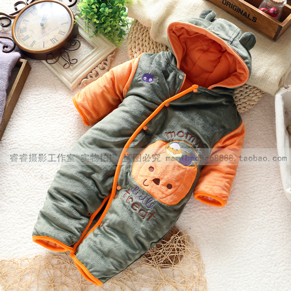 Комбинезон с капюшоном и аппликацией в виде тыквы и медведя