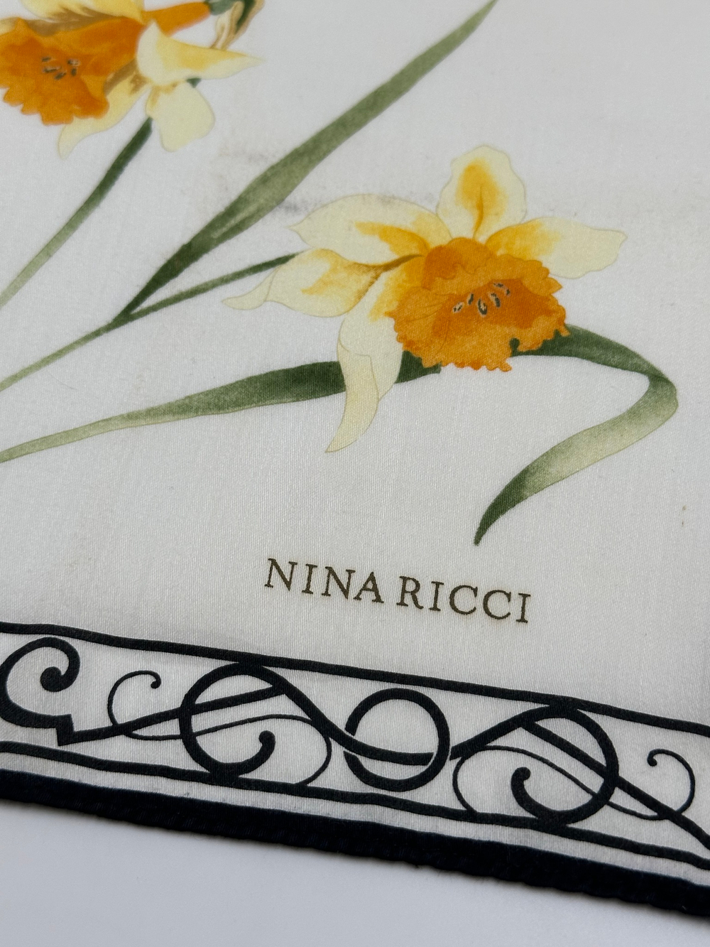 Платок с нарциссами Nina Ricci