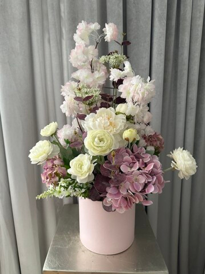 Цветочная композиция в розовой шляпной коробке, в-66 см