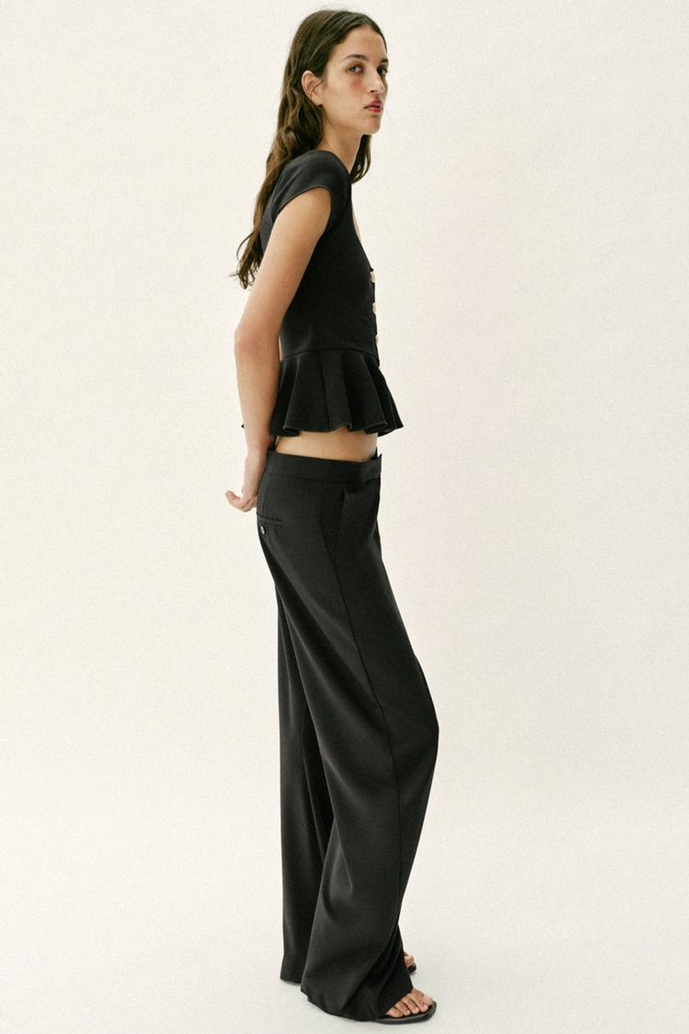 ZARA ТОП С БАСКОЙ И ПУГОВИЦАМИ, ЧЕРНЫЙ