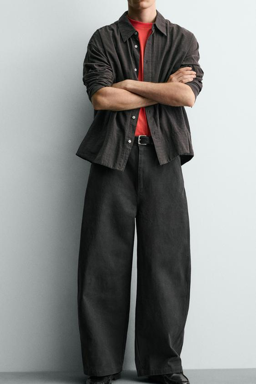 ZARA БРЮКИ RELAXED FIT С ИЗМЕНЕННОЙ ЛИНИЕЙ ШВА, АНТРАЦИТОВО-СЕРЫЙ