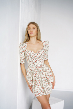 Платье мини с декольте и баской