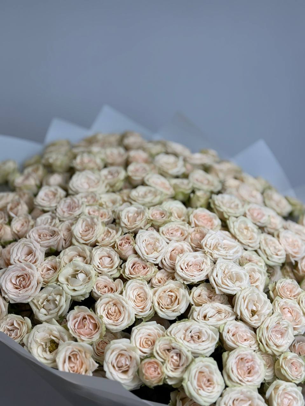 Чудесный букет с кустовой розой