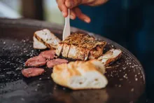 Керамический угольный гриль Monolith Two.55, 43 см, с ножками и столиками, чёрный