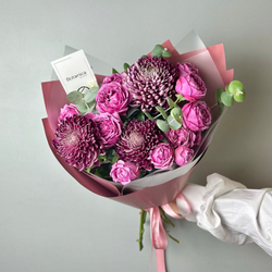 Букет с хризантемой Бигуди, кустовой розой и веточками эвкалипта